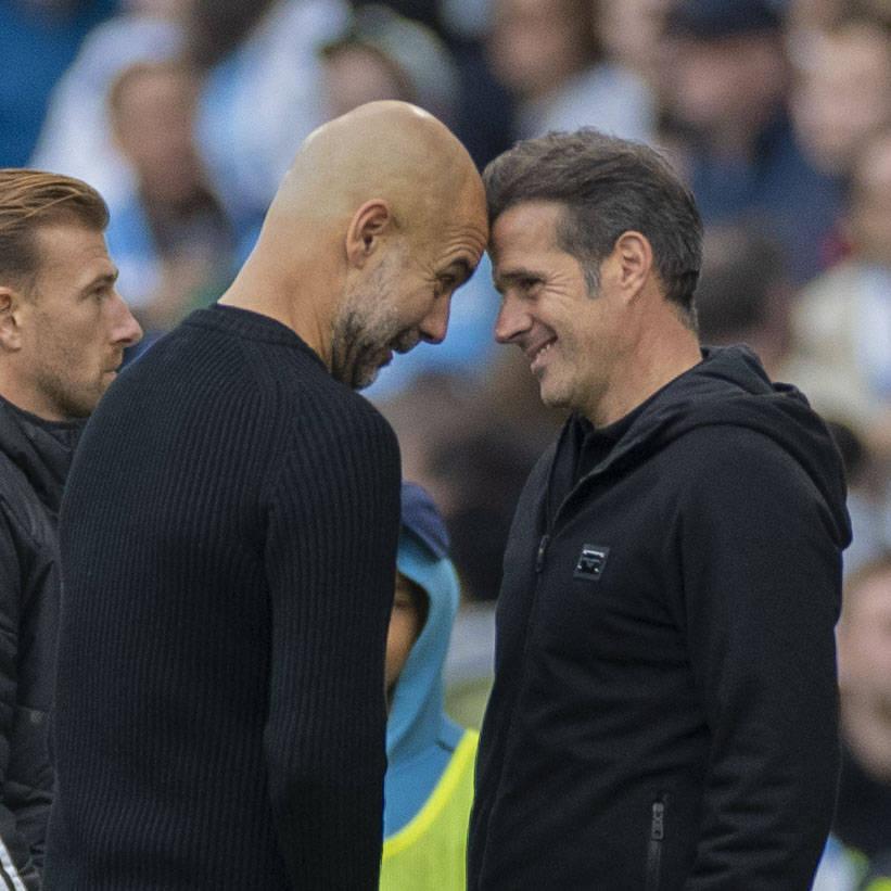 Marco Silva com Guardiola, durante a longa jornada no Fulham (2021/22 e 2025/26) - Foto: IMAGO
