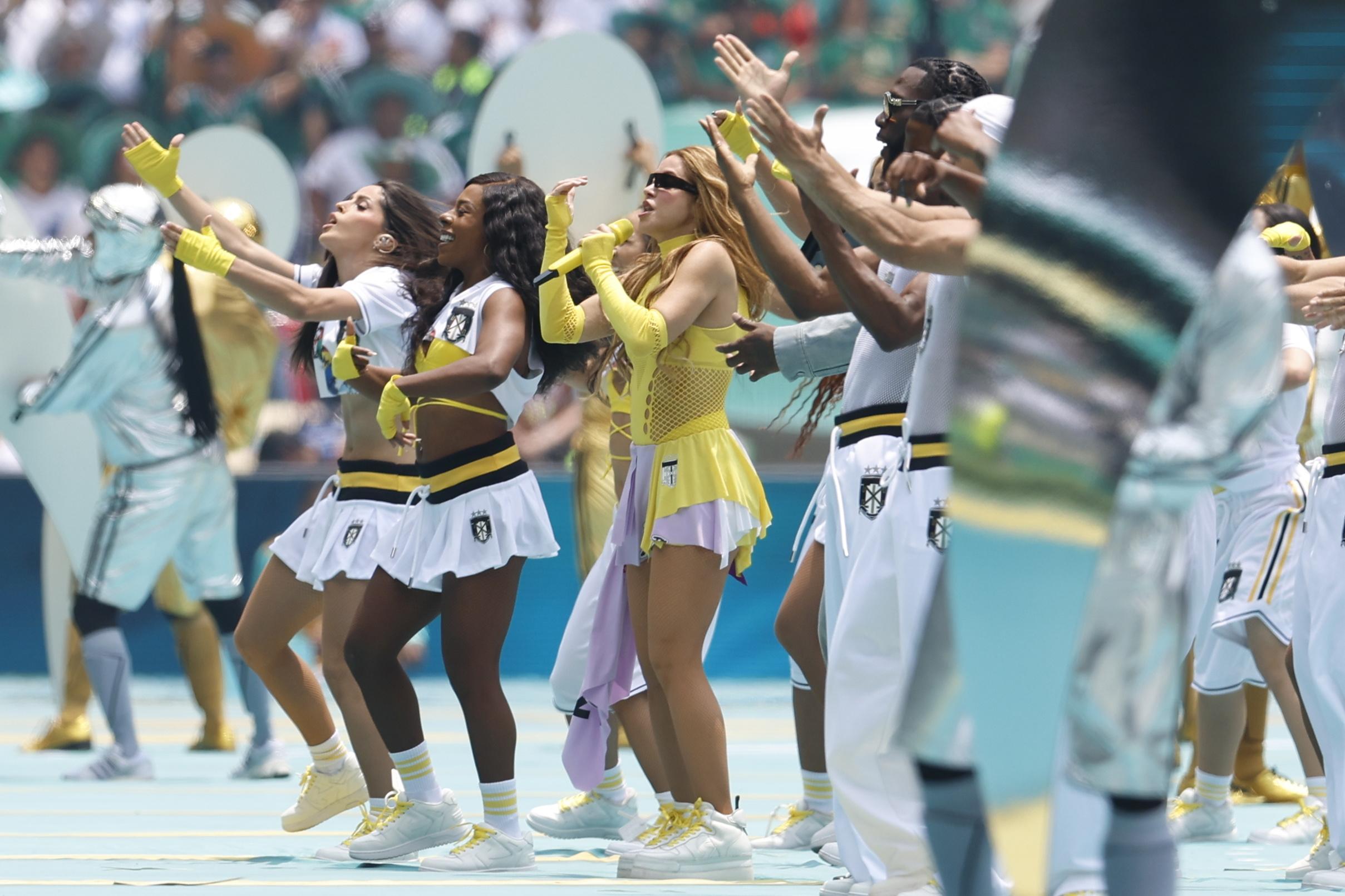 A colombiana Shakira e o nigeriano Burna Boy a cantar 'Dai Dai', música oficial do Mundial 2026 - Foto: SASHENKA GUTIERREZ/EPA