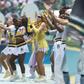 A colombiana Shakira e o nigeriano Burna Boy a cantar 'Dai Dai', música oficial do Mundial 2026 - Foto: SASHENKA GUTIERREZ/EPA