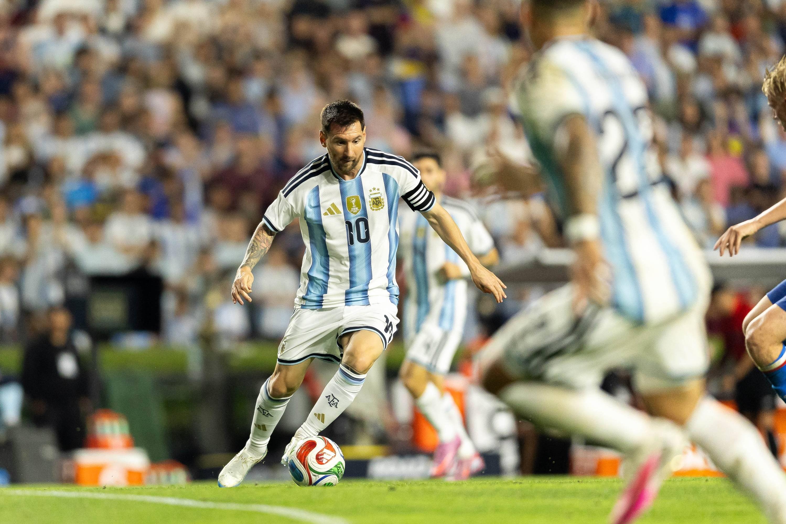 A Argentina, vencedora da última copa do mundo, defronta a Argélia, às 2h00.