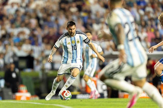 A Argentina, vencedora da última copa do mundo, defronta a Argélia, às 2h00.