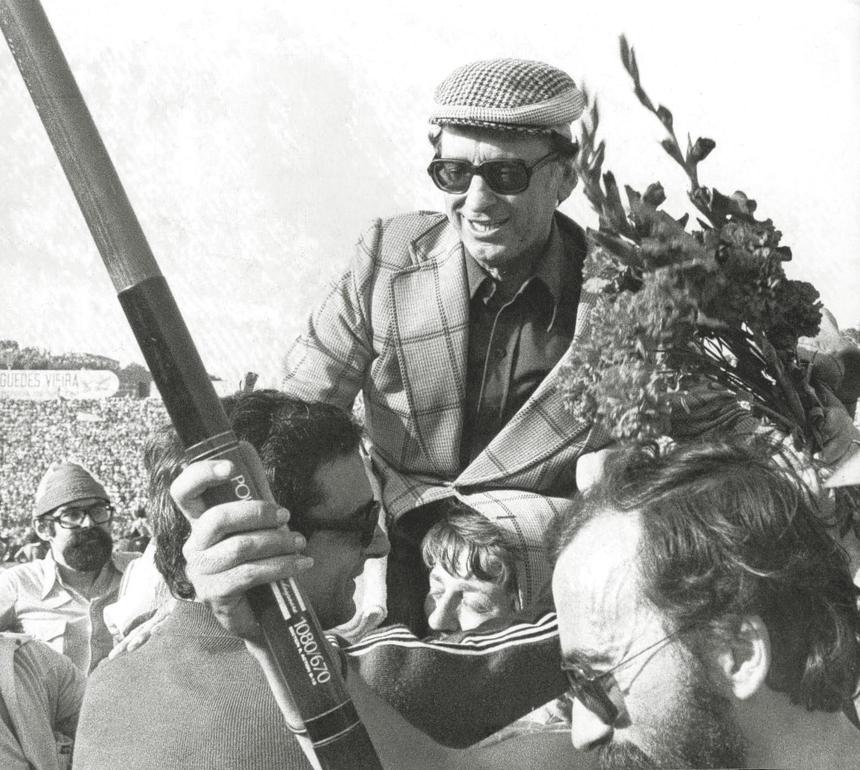 A celebração com cravos de Pedroto a 11 de junho de 1978 — Foto: A BOLA (ASF)