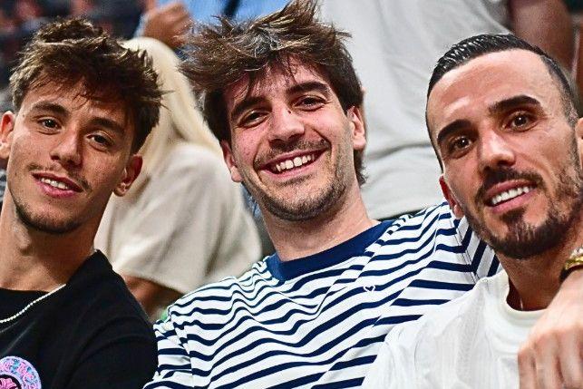 Giorgos Vagiannidis, Fotis Ioannidis e Dimitris Kourbelis nas bancadas do pavilhão do Panathinaykos - Foto: Instagram/Sportfm946
