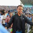 Árbitro Omar Artan recebido em estádio cheio