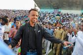 Árbitro Omar Artan recebido em estádio cheio