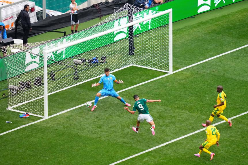 Momento em que Raul Jiménez fez o 2-0 para o México - Foto: IMAGO