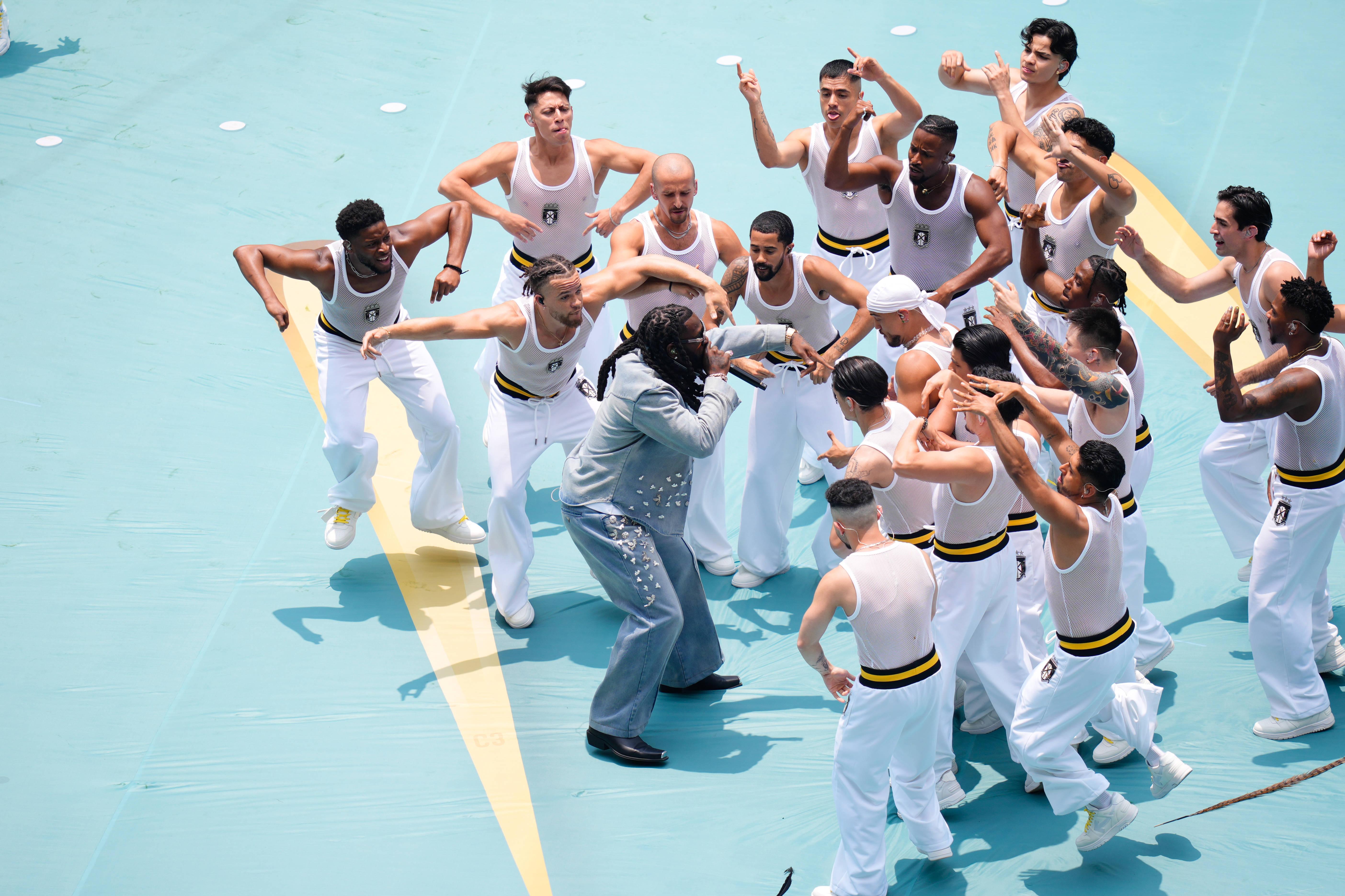 A colombiana Shakira e o nigeriano Burna Boy a cantar 'Dai Dai', música oficial do Mundial 2026