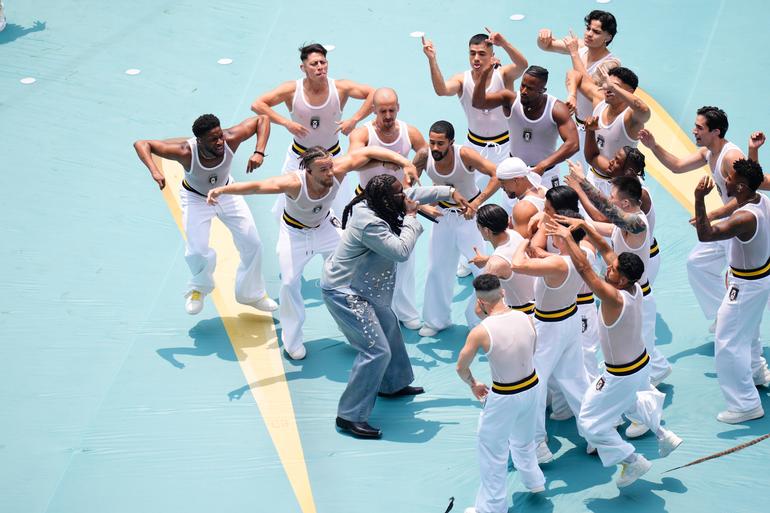 A colombiana Shakira e o nigeriano Burna Boy a cantar 'Dai Dai', música oficial do Mundial 2026