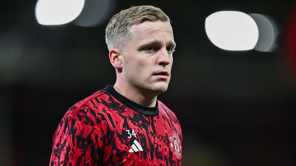 Oficial: Van de Beek deixa o Man. United e reforça o Girona