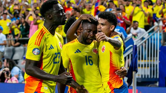 Colômbia resiste com 10 contra o Uruguai e vai à final com a Argentina