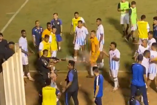 Cenas chocantes no Brasil: polícia atinge jogador com bala de borracha