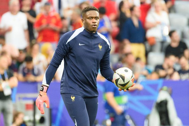 Vestiu pela primeira vez as luvas de guarda-redes porque tinha frio