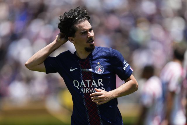 Vitinha a tirar a bandelete e a celebrar com ela