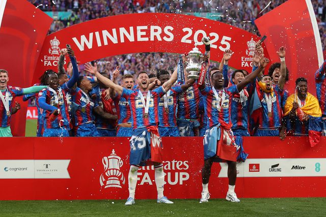 Jogadores do Crystal Palace a celebrarem a conquista da Taça de Inglaterra