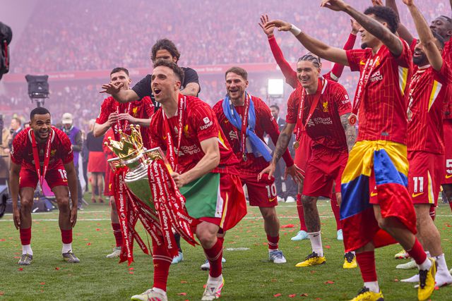 Diogo Jota a celebrar a conquista da Premier League