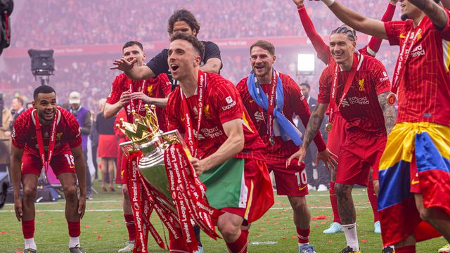 Diogo Jota a celebrar a conquista da Premier League