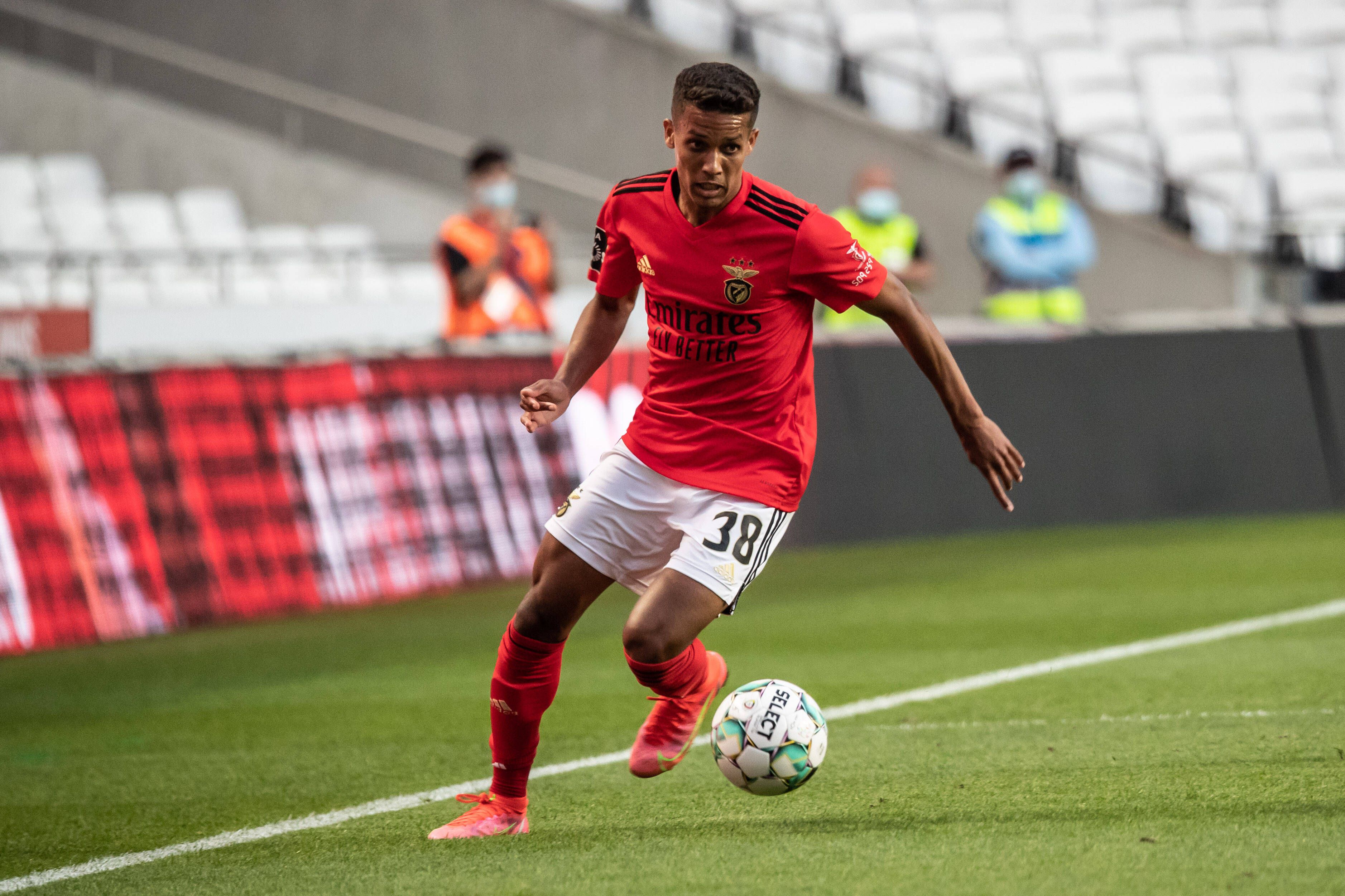 Pedrinho com a camisola do Benfica