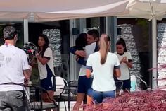 Francisco Neto cumprimentado pelas jogadoras em dia de aniversário