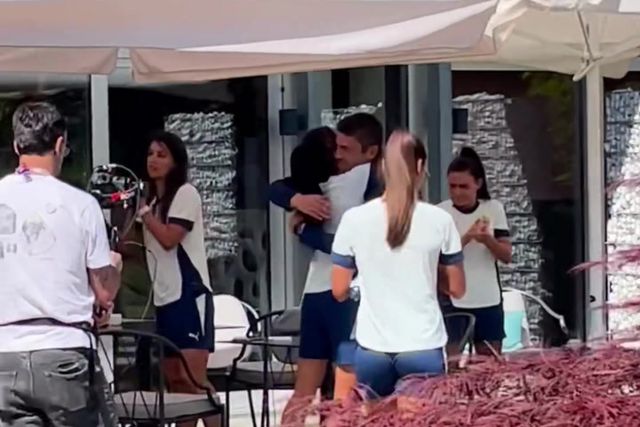 Francisco Neto cumprimentado pelas jogadoras em dia de aniversário