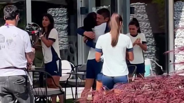 Francisco Neto cumprimentado pelas jogadoras em dia de aniversário