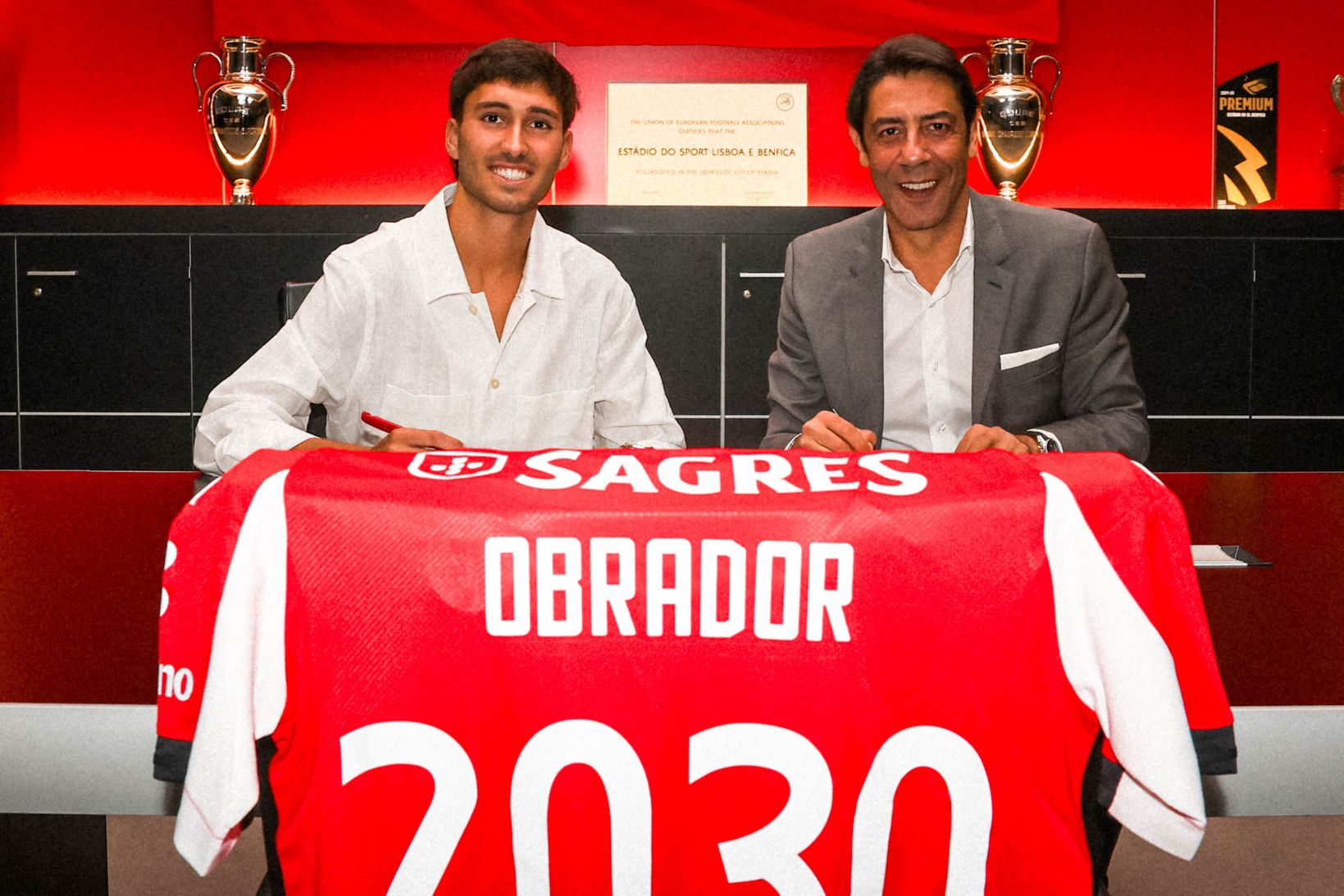 Rafael Obrador com Rui Costa na assinatura de contrato