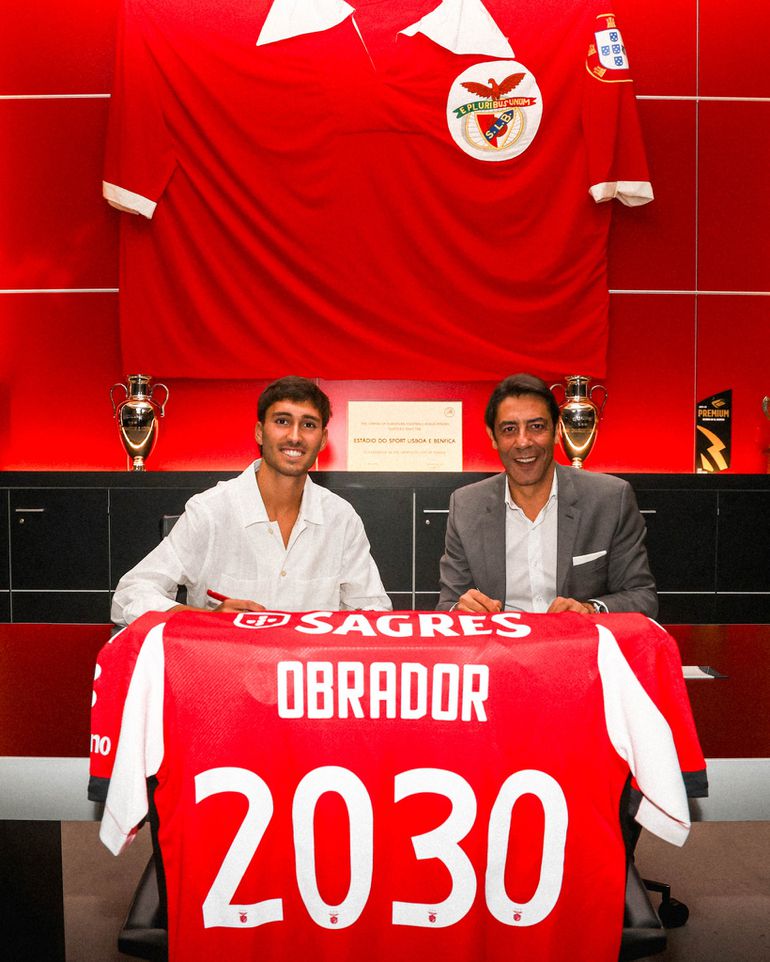 Rafael Obrador com Rui Costa na assinatura de contrato