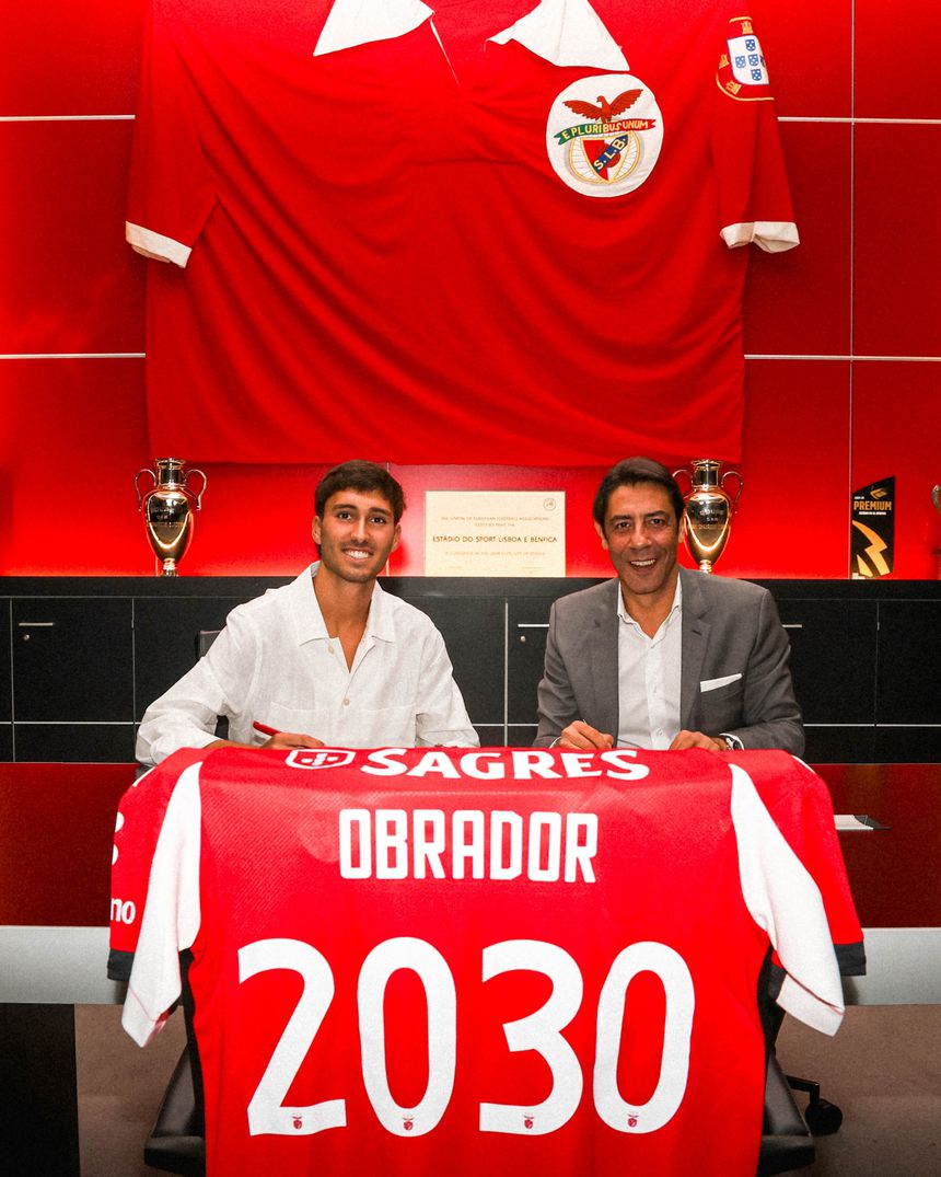 Rafael Obrador com Rui Costa na assinatura de contrato