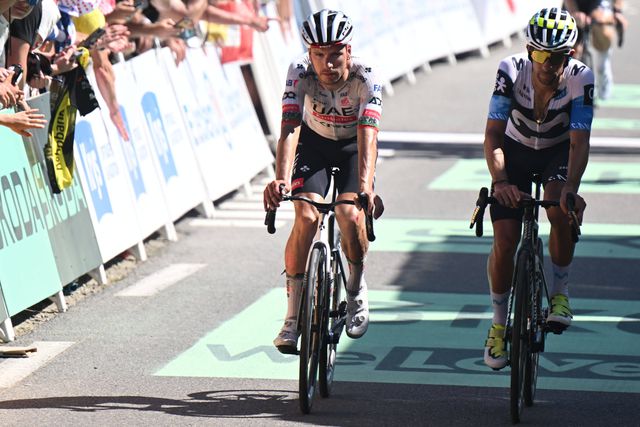 João Almeida fratura costela, mas «pode continuar em prova»