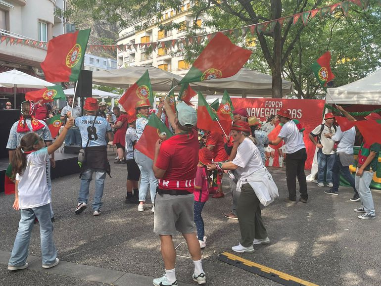 Festa portuguesa junto ao palco do jogo decisivo para as Navegadoras (Foto: A BOLA)