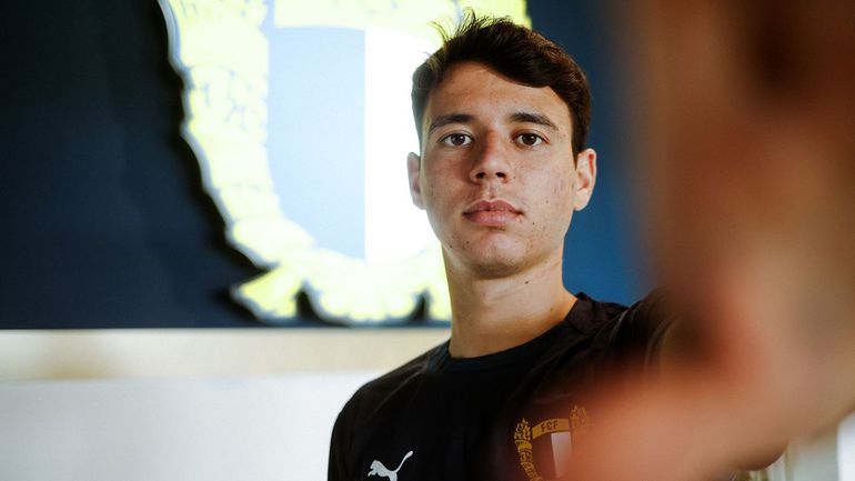 Mercado oficial: Famalicão apresenta internacional sub-21 formado no Benfica