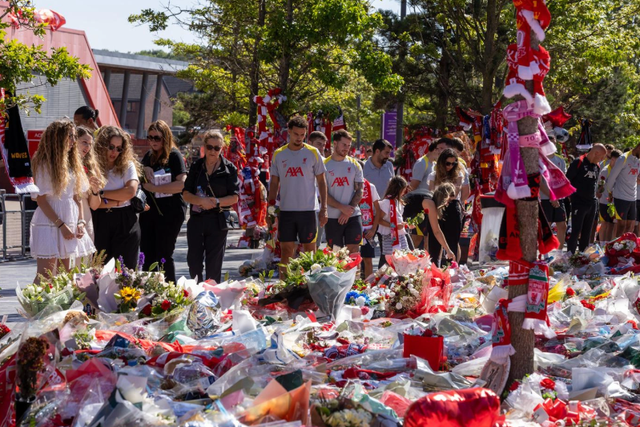 Homenagem da família e plantel do Liverpool a Diogo Jota e André Silva em Anfield. Foto Liverpool