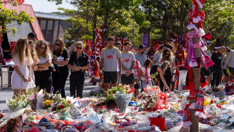 Homenagem da família e plantel do Liverpool a Diogo Jota e André Silva em Anfield (vídeo)
