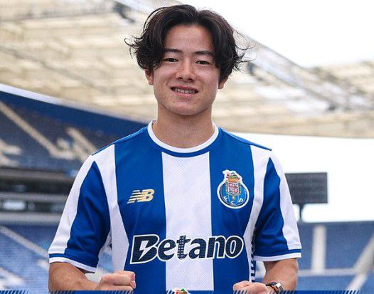 Mercado oficial: FC Porto anuncia médio japonês