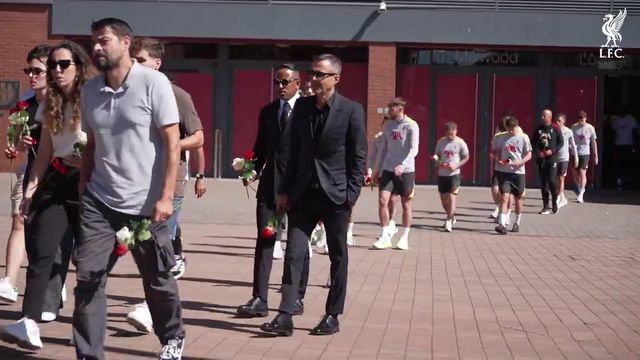 Liverpool e familiares homenageiam Diogo Jota em Anfield (vídeo)