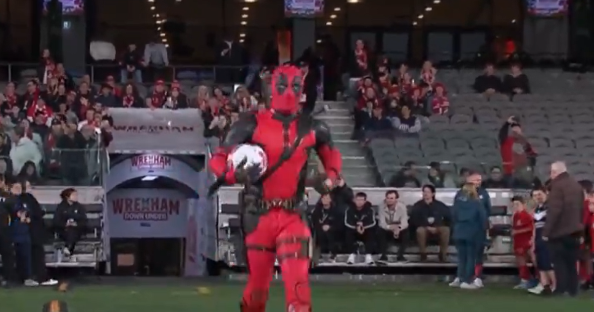 Heróis e vilões no Wrexham? Deadpool entregou bola do jogo (vídeo) | A Bola