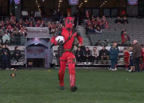 Heróis e vilões no Wrexham? Deadpool entregou bola do jogo (vídeo)