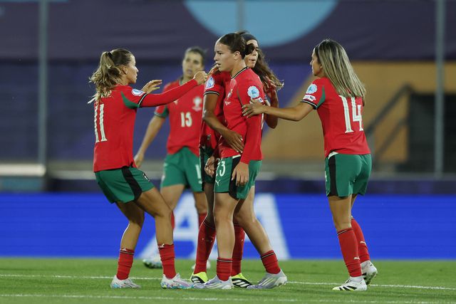Jogadoras a celebrarem o golo de Telma Encarnação