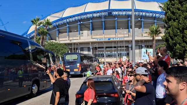 Adeptos do Flamengo em êxtase na chegada da equipa