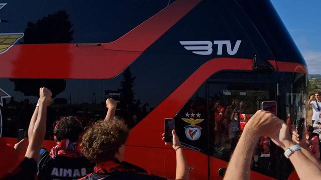 Muitos aplausos e alguns assobios: as chegadas de Flamengo e Benfica ao Estádio Algarve