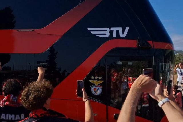 Muitos aplausos e alguns assobios: as chegadas de Flamengo e Benfica ao Estádio Algarve