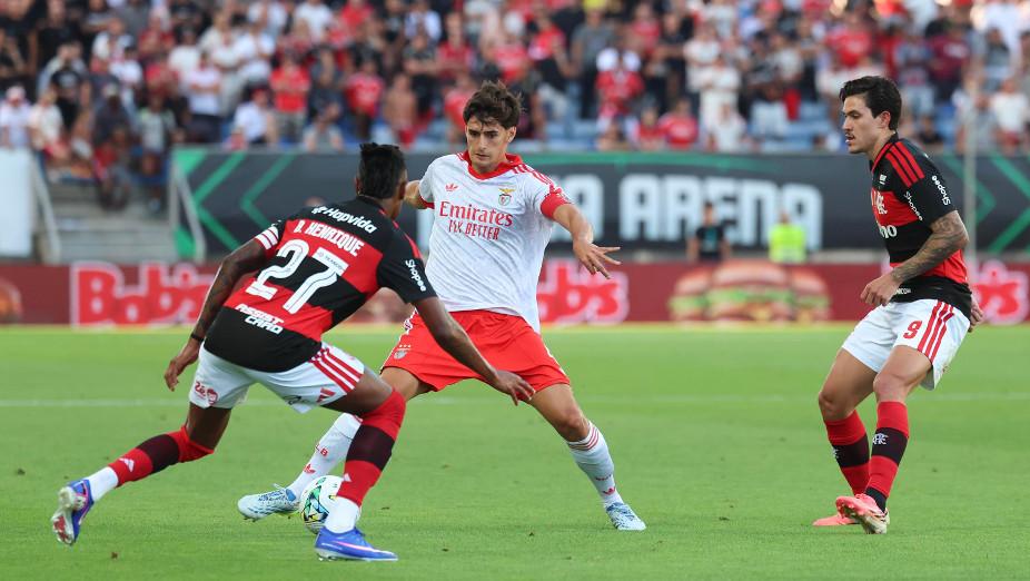 António Silva com oposição de Bruno Henrique no Benfica-Flamengo. Foto SL Benfica