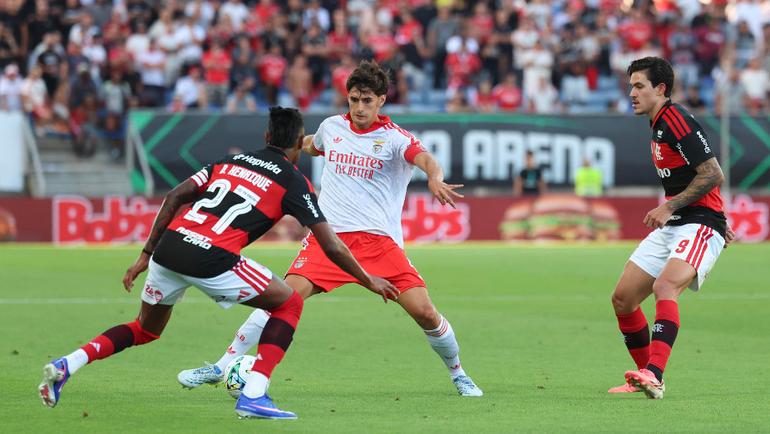 António Silva com oposição de Bruno Henrique no Benfica-Flamengo. Foto SL Benfica