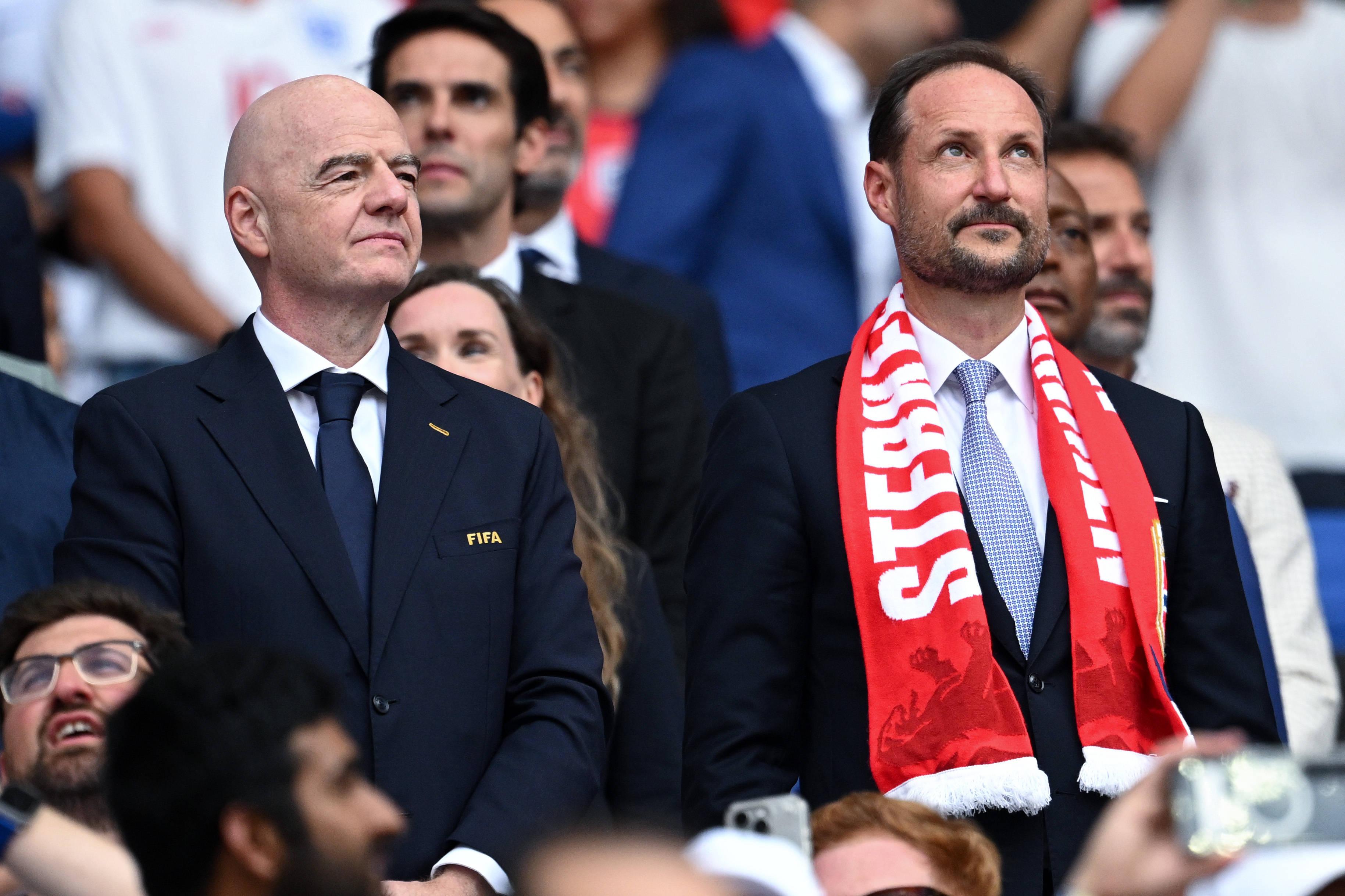 Infantino, presidente da FIFA, com Haakon, Príncipe Herdeiro da Noruega