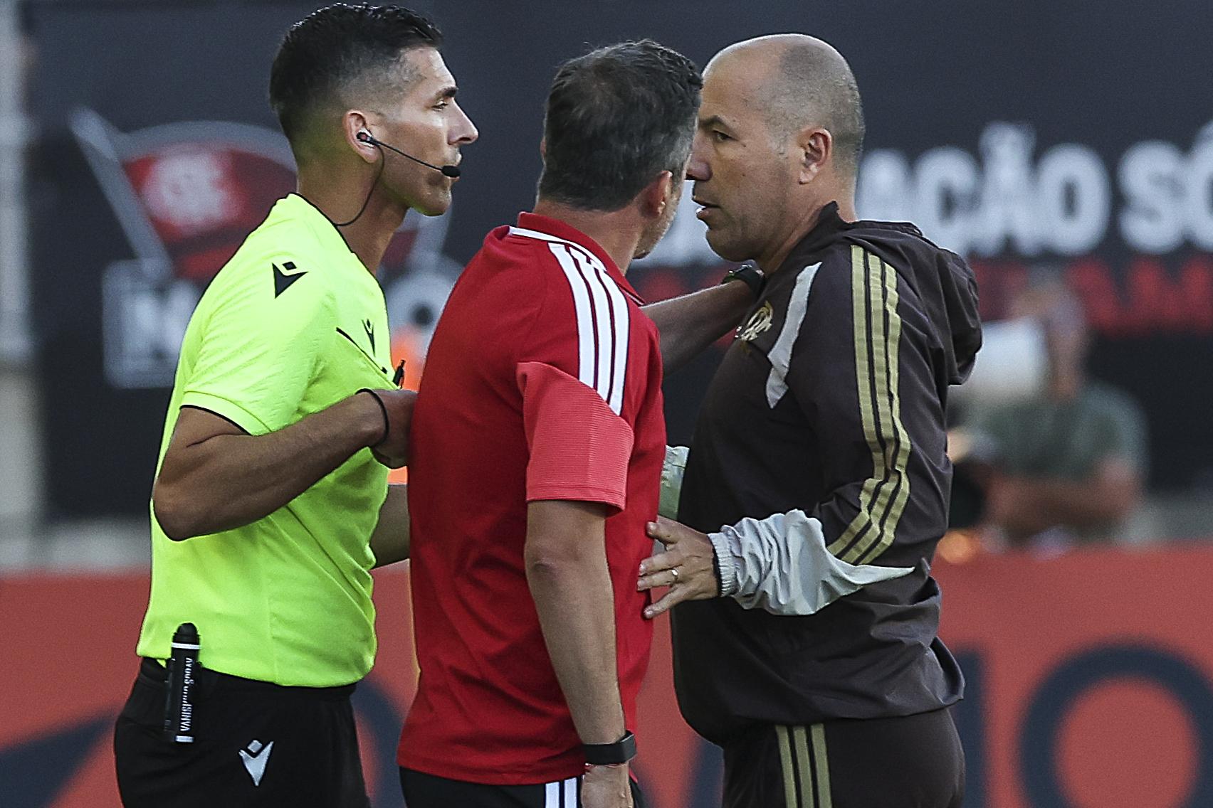 Marco Silva, treinador do Benfica, tenta acalmar Leonardo Jardim, homólogo do Flamengo, que discute com o árbitro Fábio Veríssimo. Foto LUÍS FORRA/LUSA