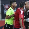 Marco Silva, treinador do Benfica, tenta acalmar Leonardo Jardim, homólogo do Flamengo, que discute com o árbitro Fábio Veríssimo. Foto LUÍS FORRA/LUSA