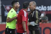 Marco Silva, treinador do Benfica, tenta acalmar Leonardo Jardim, homólogo do Flamengo, que discute com o árbitro Fábio Veríssimo. Foto LUÍS FORRA/LUSA