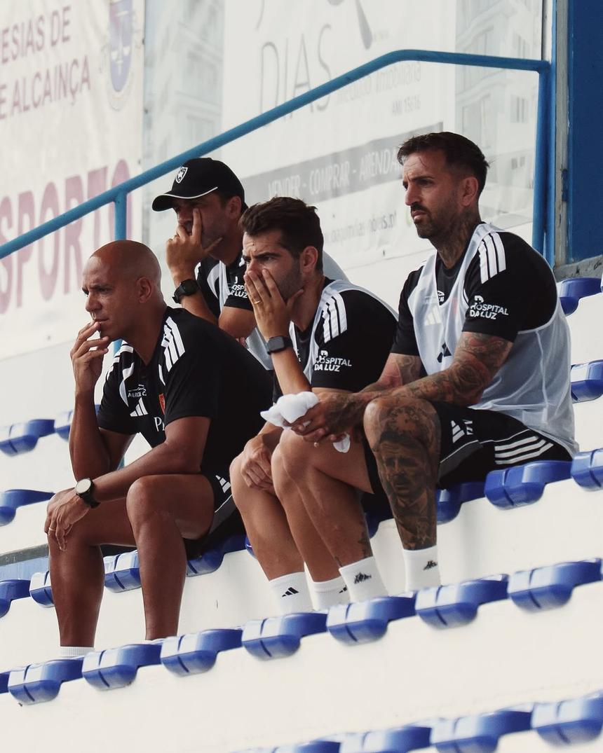 Pepa e elementos da equipa técnica, incluindo o antigo jogador Miguel Lopes - Foto: Estrela da Amadora SAD