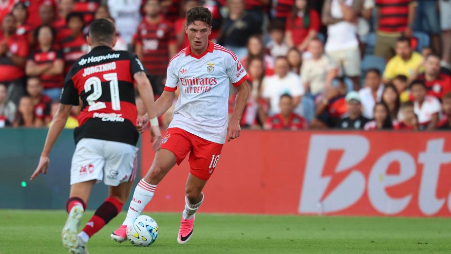 Sudakov com a oposição de Jorginho no Benfica-Flamengo. Foto SL Benfica