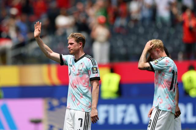 Kevin De Bruyne saúda os adeptos após o jogo com Espanha
