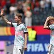 Kevin De Bruyne saúda os adeptos após o jogo com Espanha